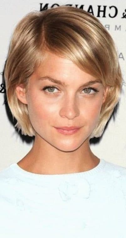 38 Short Layered Bob Haircuts with Side Swept Bangs That ...