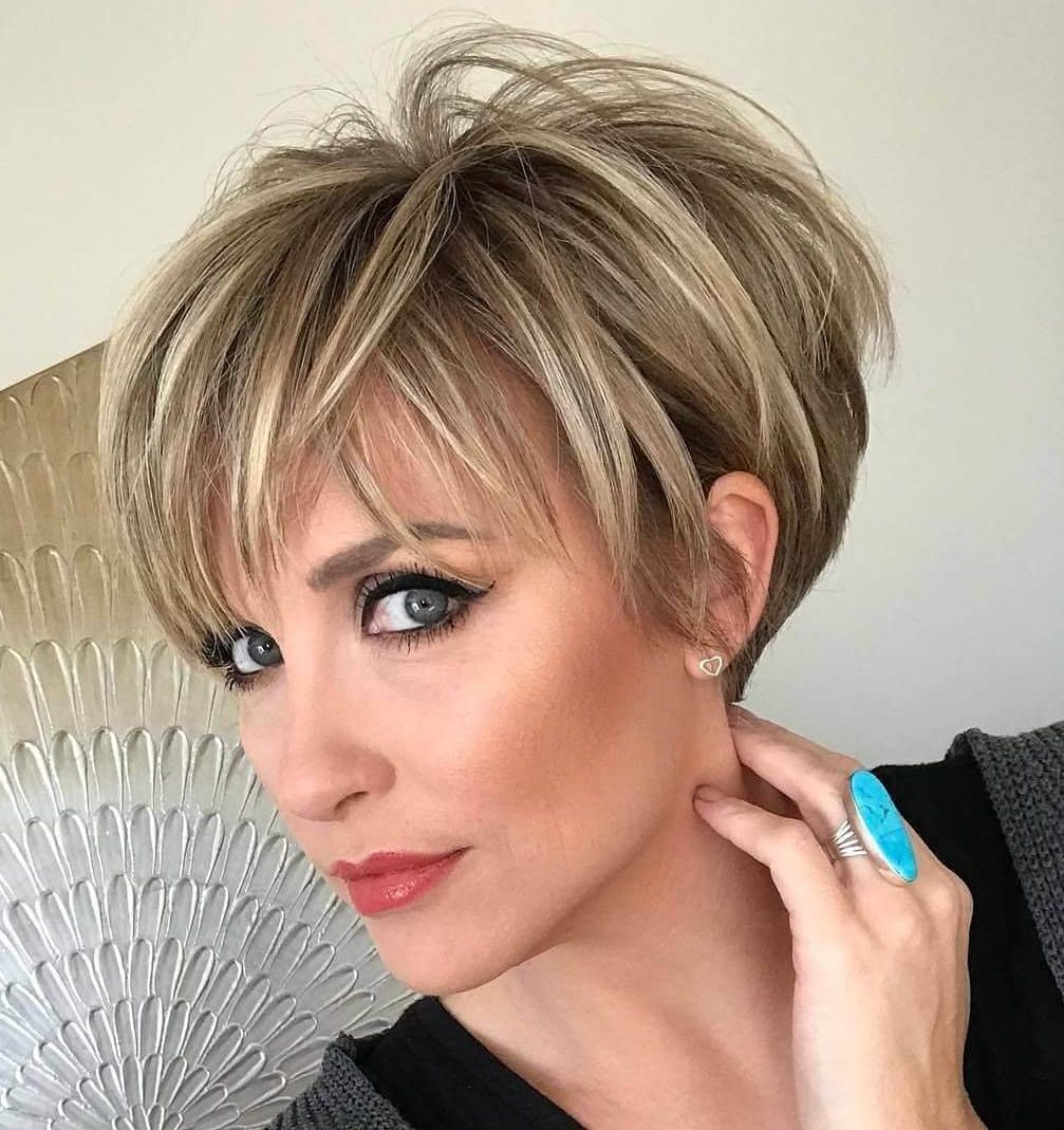 15 Short bob hairstyles for fine hair 2021 for Round Face