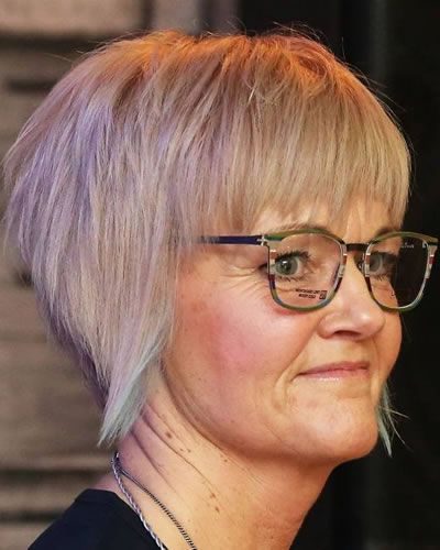 short hairstyles for over 60 with glasses