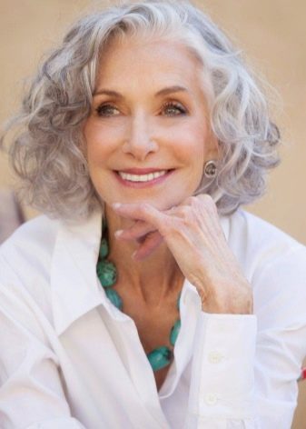 Beautiful Short Hairstyles for Older Women