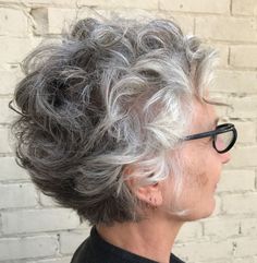 short-hairstyles-for-naturally-wavy-hair-over-60