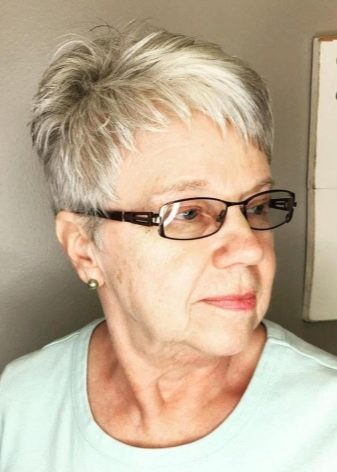 short-hairstyles-for-over-50-with-glasse