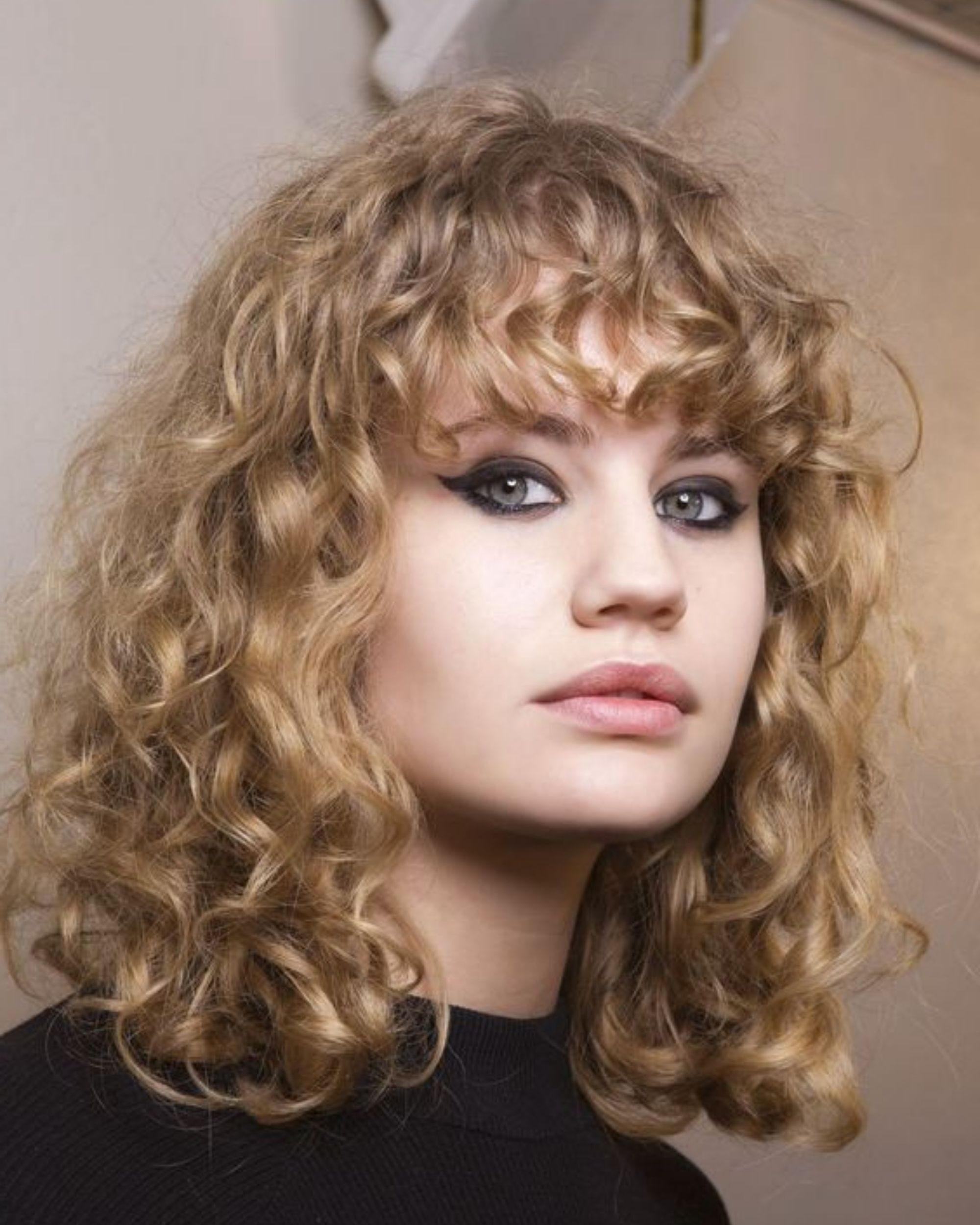 hairstyles for short wavy hair